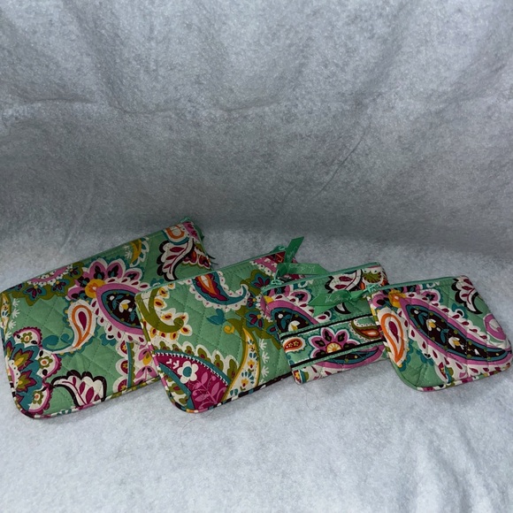 Set of 4 Vera Bradley bags with a variety of sizes - Picture 2 of 16